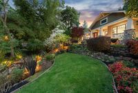 38 - 014 - 5 Springhill Manor - Manicured lawn