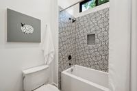 043 - 2990 Limestone Road - Toilet and tub