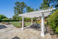 019 - 19 Warwick Court - Pergola-covered outdoor dining area