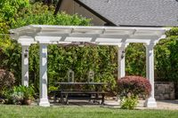 034 - 19 Warwick Court - Pergola,  picnic table and lanterns