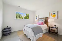 30 _ bedroom-twin-bed-wicker-headboard-colorful-art